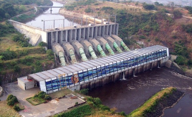 Gaston Eloundou Essomba effectue une visite de travail sur le barrage de Mekin